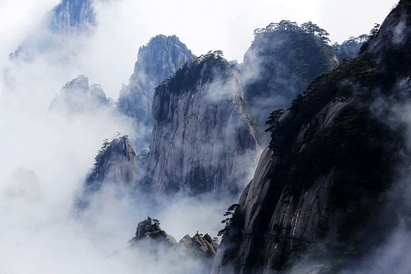 黄山风景区雨后云雾缭绕美轮美奂