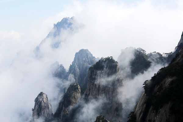 黄山风景区雨后云雾缭绕美轮美奂