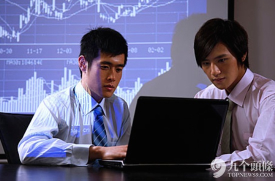 据中国报告大厅发布的金融行业分析及市场研究报告显示,随着经济的高速发展,商业银行、保险公司、证券公司、基金管理公司等金融机构的不断涌现,金融分析师这一类人才十分抢手。以上海为例,未来2年上海对CFA的需求是3000人,而目前上海拥有CFA资格只有30人左右,故高薪争抢金融分析人才在所难免。
