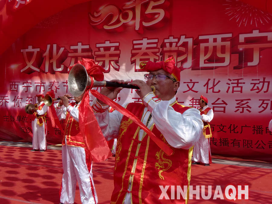 图为旬邑唢呐表演者在舞台上表演,磅礴的气势,嘹亮的声响,博得在场