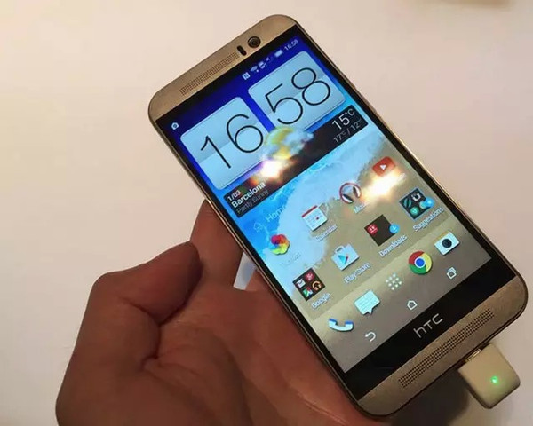 htc one m9在外观设计方面与上代m8并没有太大的区别,仍是one系列历年