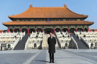 威廉王子在故宫太和殿前拍照留念。新华社发
