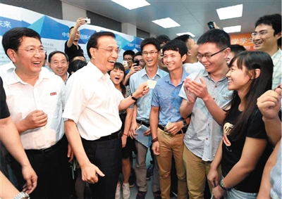 去年7月,李克强总理在湖南考察,参观湖南大学学生创业成果展。据中国政府网