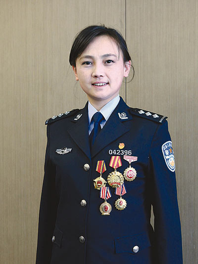 姜峻,女,1975年4月出生,汉族,中共党员,上海市公安局闵行分局刑侦支队