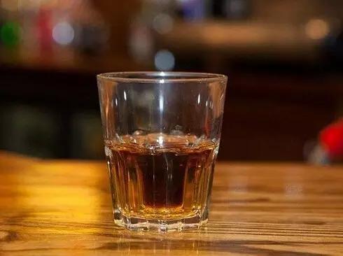 是将满满一杯野格力娇酒的短饮倒入装着能量饮料(比如红牛)的玻璃杯