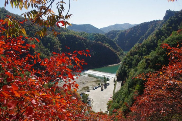 红叶照耀双龙湾 美景山城卢氏县