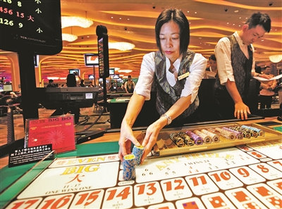 澳门赌场2月收入遭腰斩 春节有些赌桌空无一人-搜狐新闻