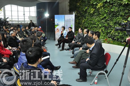 中国杭州科技博物馆的电视论坛现场，专家学者谈“环保”。