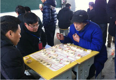 图为湖南湘阴农村文化月80高龄老农民周炳章老人在角逐“农民棋王”比赛中