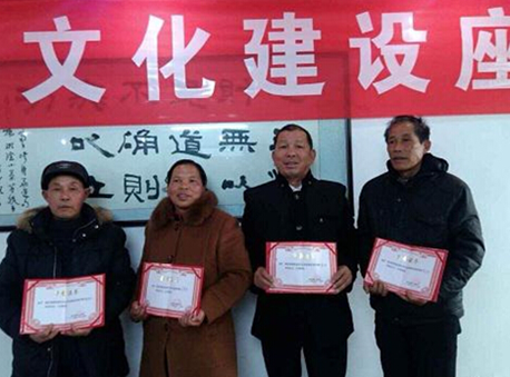 中年妇女蒋慕平(左二)捧得首届“农民文学奖”3位古稀老人获提名奖