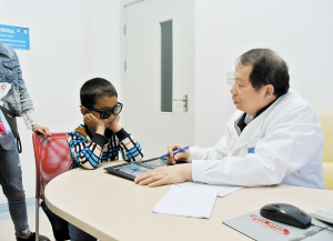 这几天来医院验光配眼镜的多数是学生。