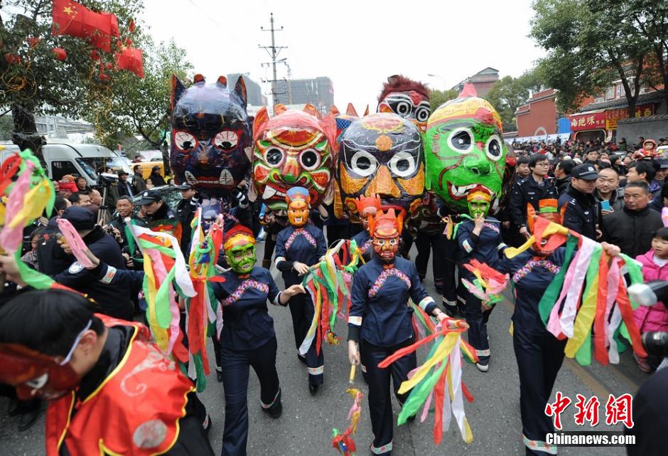 张家界20万民众街头闹元宵 展示巫傩文化(组图)