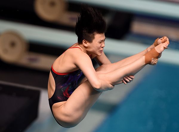 图文:2015全国跳水冠军赛 施廷懋头发竖起