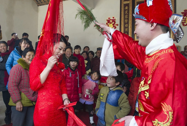 大家喝彩声中,花轿来到了古民居胡氏宗祠前,踢轿门,过火盆,请烛,拜堂