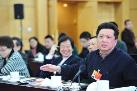 在分组讨论时,郁钧剑说:“把书法作为艺术形式,是对汉字的一种亵渎。”他说,汉字是书写的工具,不是纯艺术,古往今来,美术家是永远存在的,但中国书法家协会是上世纪八十年代才成立的,因为写字写得好,是每个中国人必须具备的一种工具,一种本能。”,“中国几千年的历史不把书法作为艺术,它要求每一个有道德的人、有智商的人必须要写好字的。”