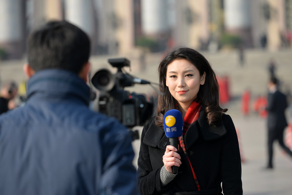 2015两会:电视台出镜记者成靓丽风景线(组图)