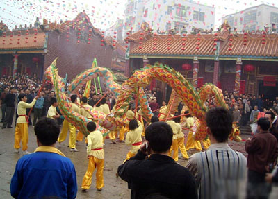 湛江傩舞的内容形式是以雷首公与东(青),南(赤),西(白),北(黑),中(黄