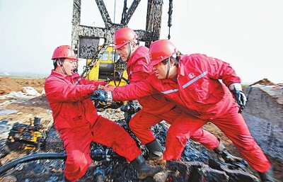 工人正在新油井上施工。春节期间,河南油田采