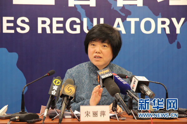 新华网消息 3月8日，2015两会证监系统第二场媒体见面会召开。全国人大代表、深圳证券交易所总经理宋丽萍在回答本网记者关于深港通的提问时表示，深港通上半年渴望能够获批，下半年有望推出，深港通的投资标的选择一定是主板、中小板、创业板比较有代表的股票标的。