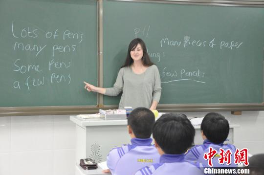 图为外教在上课. 姜力郢 摄