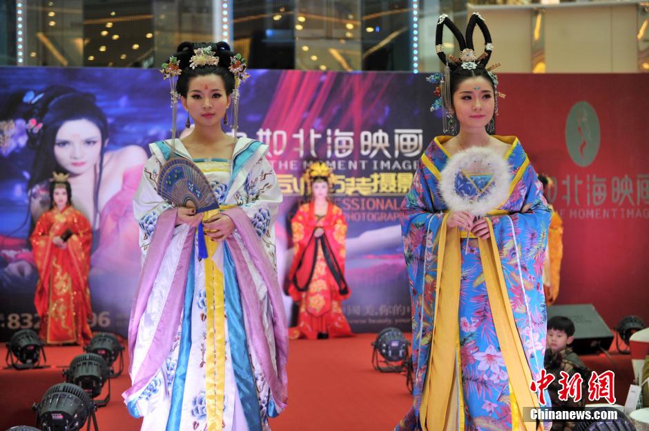 3月8日,福州某商场上演一场古装美女走秀,吸引许多顾客围观.