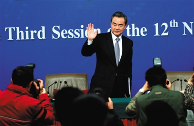 昨日,十二届全国人大三次会议举行中外记者会,外交部部长王毅出席,就中国的外交政策和对外关系等问题回答中外记者提问。新京报记者 陈杰 摄