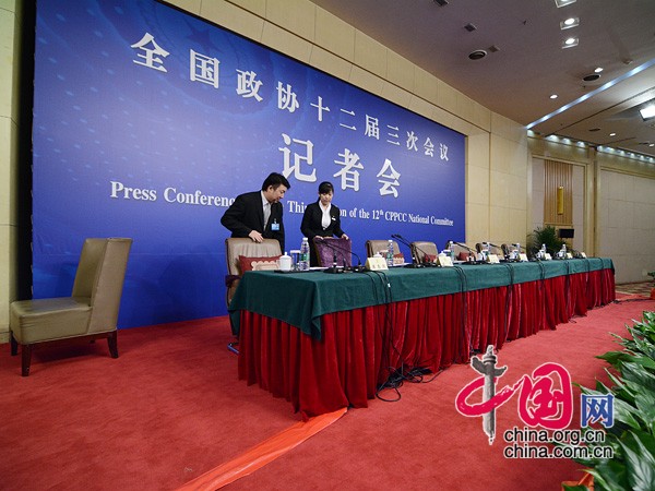 工作人员为姚明委员更换“专座”