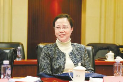 目前规定人民陪审员应有大学专科以上文化程度,然而基层群众受限于学历不能进入人民陪审员候选范围。以四川为例,来自于党政机关、人民团体、事业单位的人民陪审员占46.2%,普通居民、农民等基层群众仅占14.9%,影响了代表的广泛性。—四川省高级人民法院院长王海萍