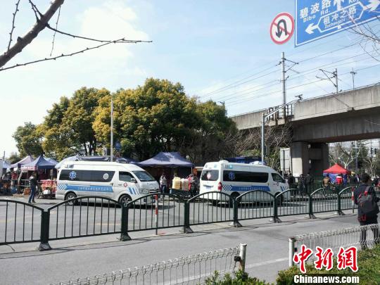 上海地铁2号线发生供电设备故障后，2号线张江高科地铁站附近救护车整装待发。 庄谦汉 摄