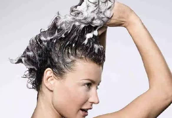 洗头发的正确方法,千万不要低着头洗了!