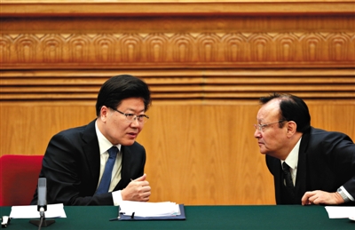 昨日,新疆自治区党委书记张春贤(左)请自治区主席雪克来提·扎克尔回答记者提出的暴恐案件问题。新京报记者 陈杰 摄