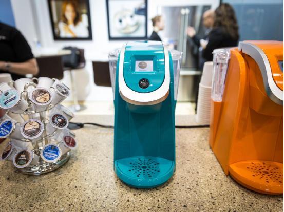 Keurig公司在展会上展示了全新的胶囊咖啡机K200,设计上融入了液晶屏,能够让用户更直观地查看咖啡烹制过程。同时,容量也增大至一次烹制四杯咖啡。