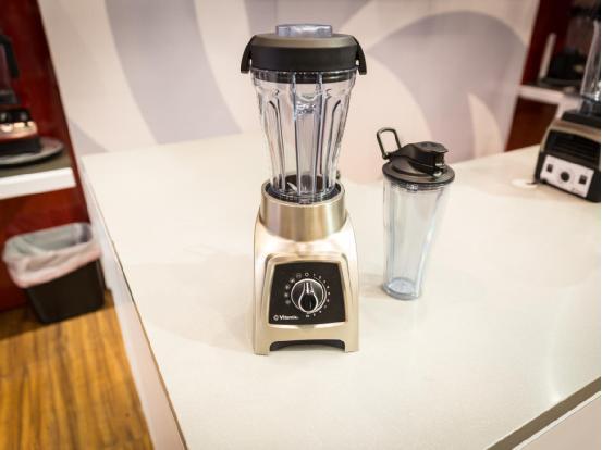 国内用户非常熟悉的著名料理机品牌Vitamix于IHS展上推出了新机S55,拥有十分强劲的性能,可处理多种坚硬食材,包括搅拌花生酱等。当然,它依然昂贵,美国本土市场的价格为459美元(约合人民币3101元),如果推出行货至少昂贵一倍。