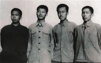 1973年，习近平(左二)与知青好友在“三间房”前合影 谷溪
