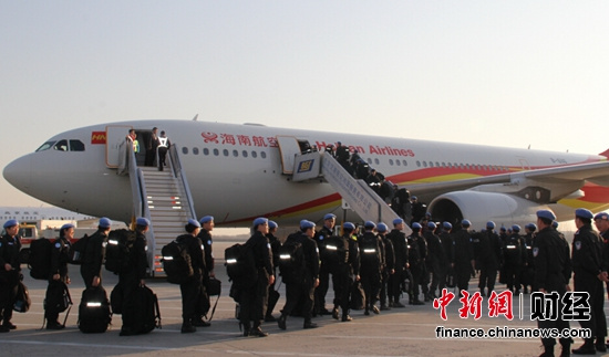 海航专机运送中国第三支维和警察防暴队赴利比