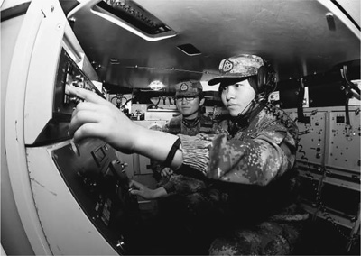 女兵们在发射车内一丝不苟地训练。