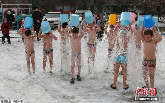 俄幼儿园带领儿童冰天雪地半裸泼冰水 增强体质（图）
