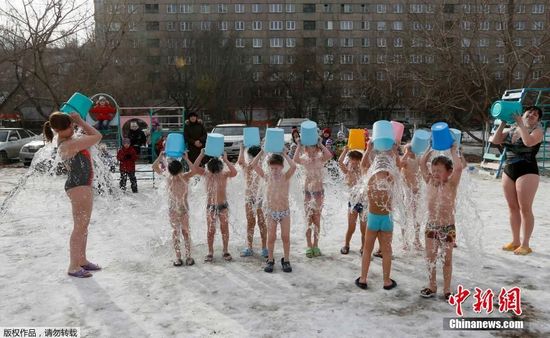 俄幼儿园带领儿童冰天雪地半裸泼冰水 增强体质（图）