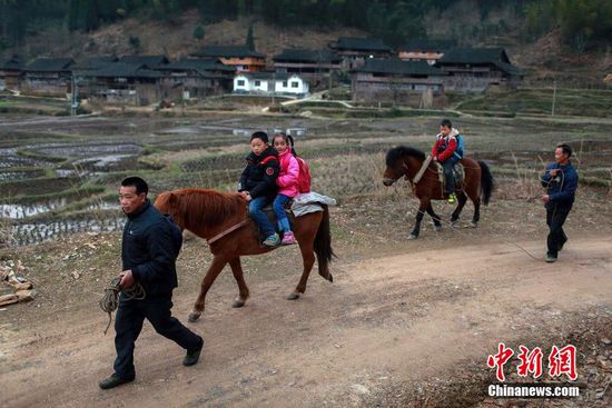 3月10日, 孩子们骑马经过一个叫“龙颈坳”的地方,只要走这条捷径,可节省约600米路程。经此地,上学可骑马,放学需走路。刘教清 摄 CFP视觉中国