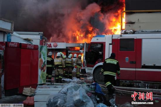 据“今日俄罗斯”11日报道，俄罗斯喀山市一家购物中心起火坍塌，导致5人死亡，仍有约25人失踪。