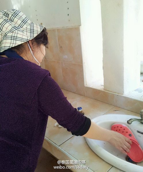 泰媒曝中国女游客在泰国卫生间洗手台洗脚(图)