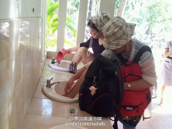 泰媒曝中国女游客在泰国卫生间洗手台洗脚(图)