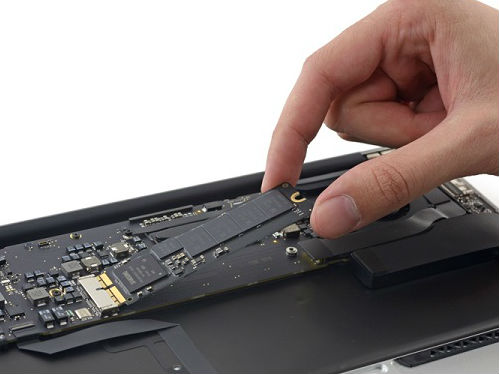 国外知名拆解网站iFixit决定将新款11英寸和新款13英寸的MacBook Air的SSD速度对比一下，结果发现13英寸MBA新机的SSD性能，确实要快上近一倍。