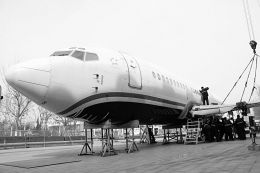 3月12日，在山东滨州学院校园内，维修人员对波音737-300飞机进行机翼组装作业。