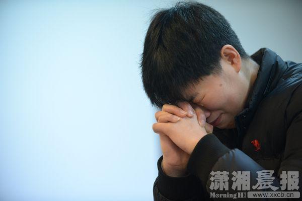 3月12日，芙蓉区法院，被告人邓某在法庭上泣不成声。组图/潇湘晨报记者辜鹏博