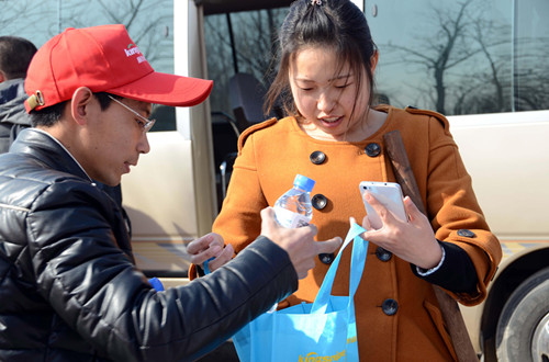 免费发放矿泉水、购物袋