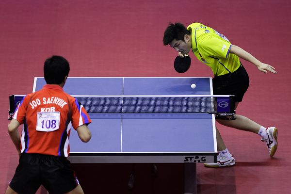 图文:2015乒乓球亚洲杯 樊振东发球