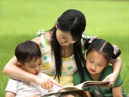 和孩子一起看书,感受阅读对成长的意义