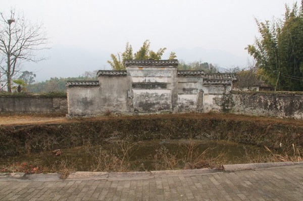 院内祠堂门前开了一口半月池,池挖得很深.