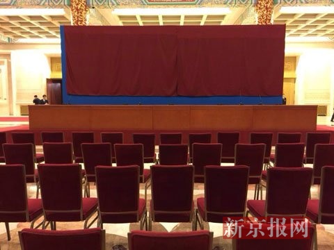 已经布置妥当的总理记者会现场。 新京报首席记者 陈杰 摄